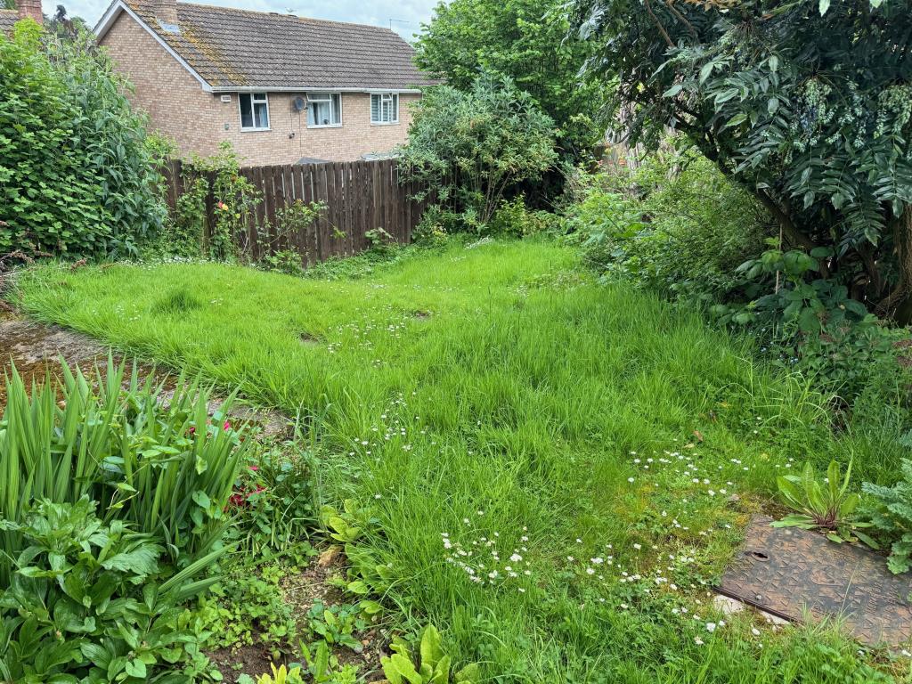 Lot: 113 - FOUR-BEDROOM HOUSE FOR REFURBISHMENT - Garden